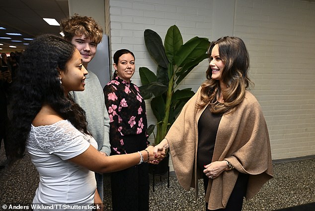 The royal also had the opportunity to chat with students and was photographed shaking hands and chatting with a group of young people at Gränby school.