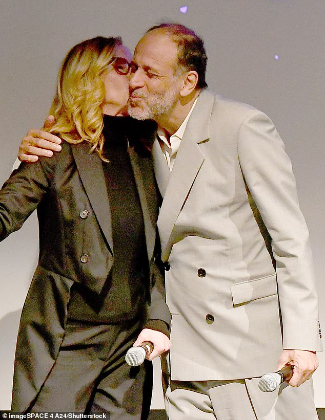 Julia looked stylish in a dark gray jacket and matching trousers as she joined Luca on stage.