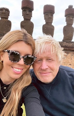 Statue selfie: Boris and his wife Carrie