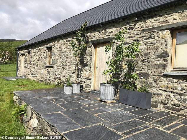 He incorporated slate from a quarry just two kilometers from his house.