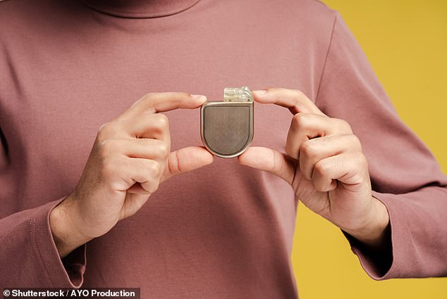 The implant has a battery and electronic chips housed within its compartment. The most important thing is that its battery has a much longer life than conventional pacemakers: up to 25 years.