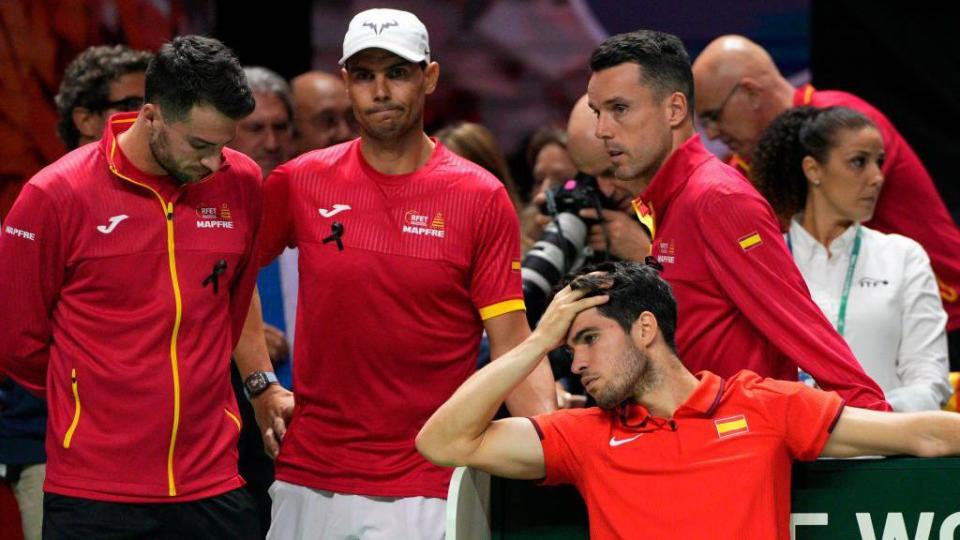 The Spanish team reacts after losing the Davis Cup quarterfinals