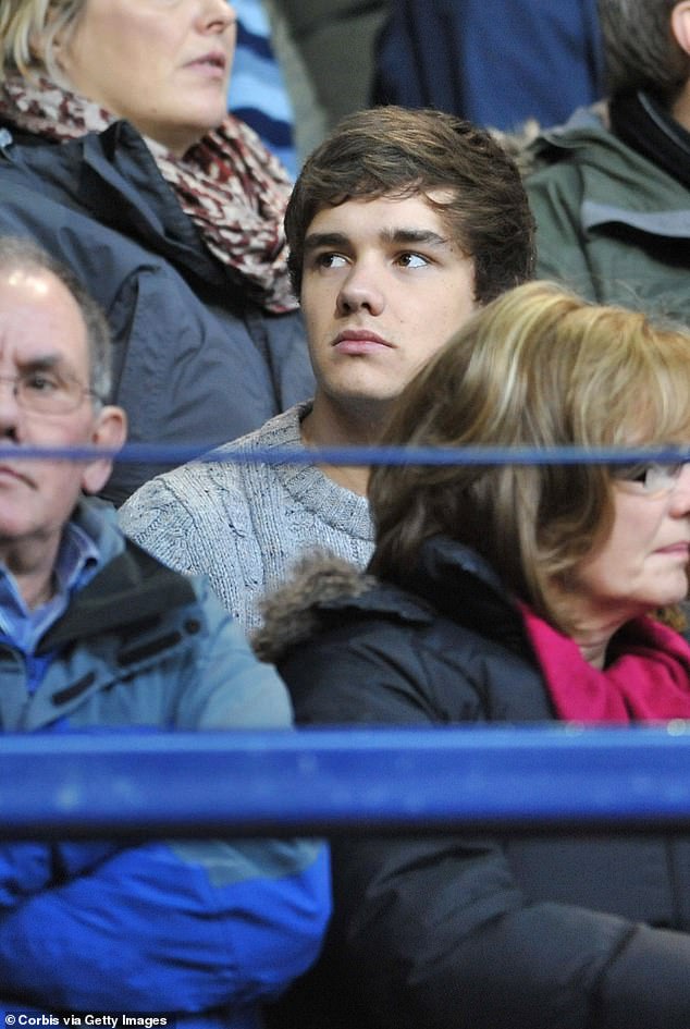 Liam mirando al West Bromwich Albion en 2011, un año después de X Factor