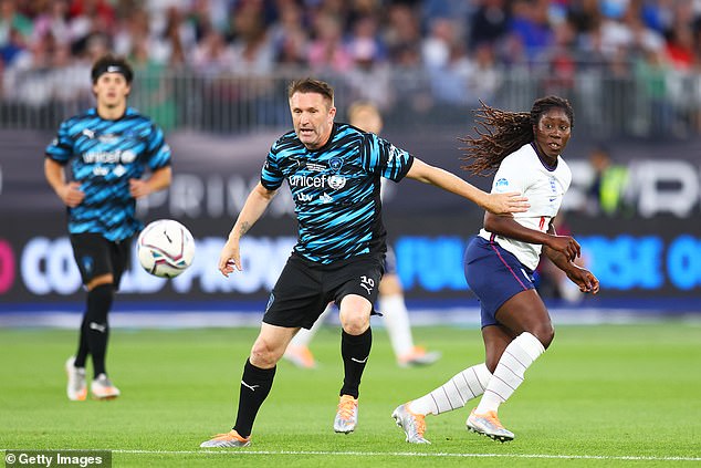 El vínculo que conecta los tres nombres es el fútbol, ​​debido al amor compartido de Liam y Adrian por el West Bromwich Albion y la aparición conjunta de Liam y Robbie en Soccer Aid (en la foto, en Soccer Aid 2022).