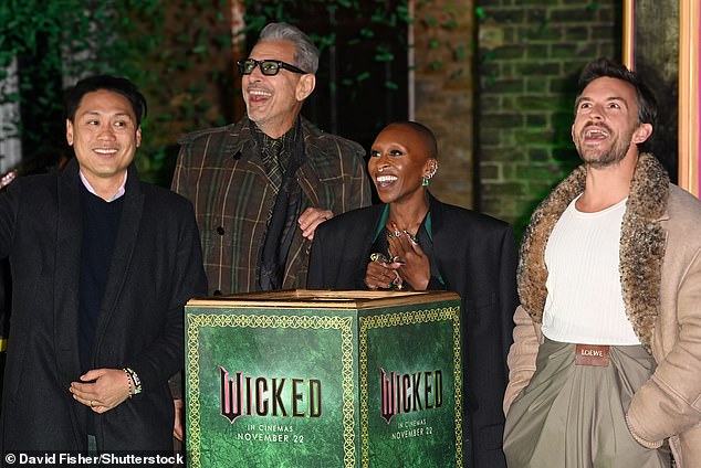 Arriving at the Royal Observatory, Cynthia posed for photos with her castmates Jonathan, Jeff Goldblum (center left) and the film's director Jon M. Chu (left).