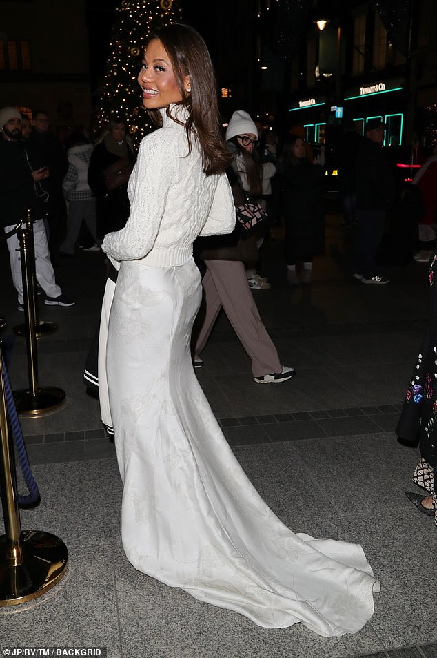 Emma Weymouth wore a beautiful white silk skirt with a spectacular train, which she combined with a short cable knit sweater.