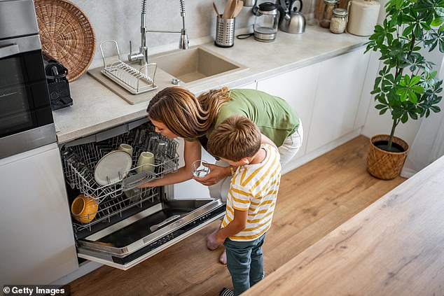 The trick, which has been shared many times on social media, is to put a clean kitchen towel on the door of the dishwasher when it is ready.