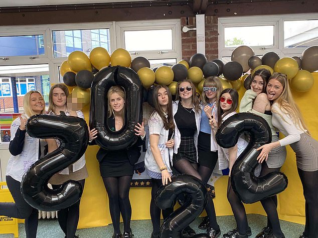 Milly celebrated New Year 2022 with a group of friends and balloons in the purple, gold and gray colors of the University of Manchester