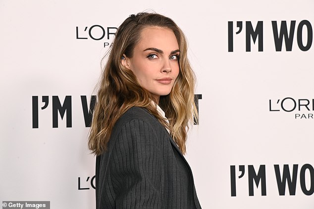 Delevingne's wavy blonde hair was swept to the side, creating a voluminous look.