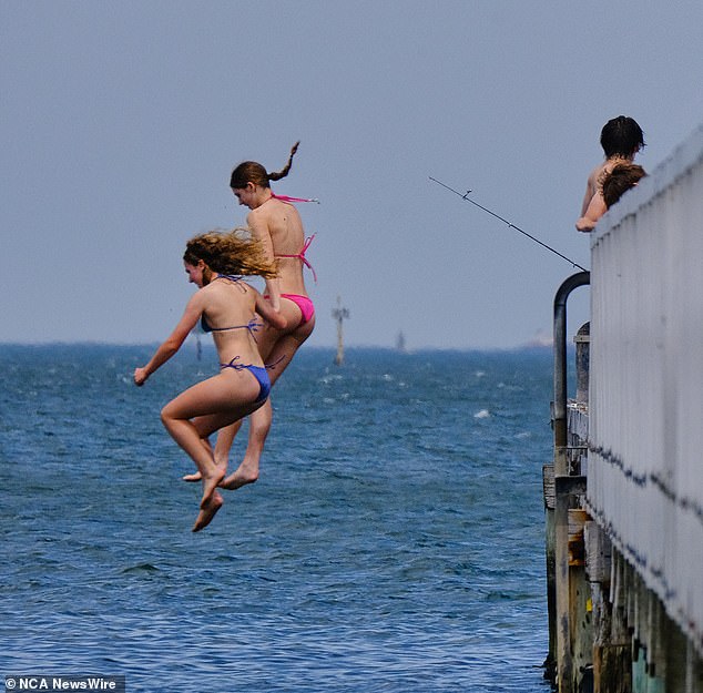 Australians in many parts of the southeast are warned that extreme heat is coming and to stay cool (photo of beachgoers in Melbourne)