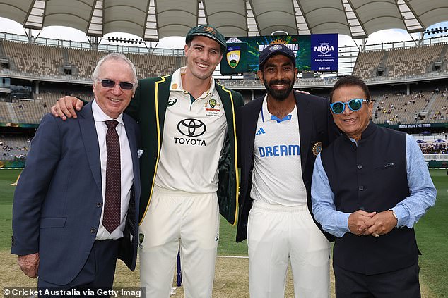 Border and Gavaskar with Australian Test captain Pat Cummins and India captain Jasprit Bumrah