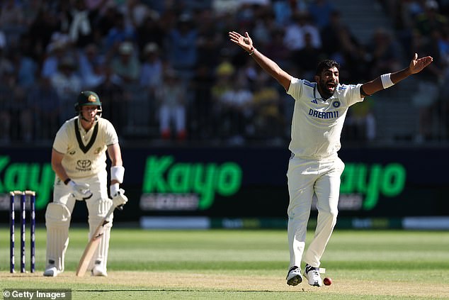 Australian cricket fans accused the Indian captain of an illegal action that led to a flurry of wickets in the first Test.