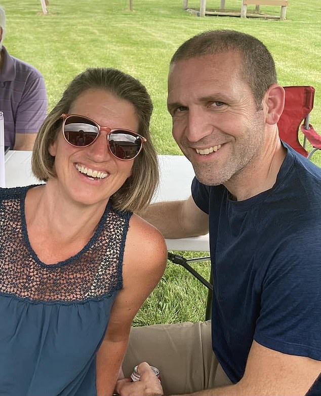 The 45-year-old, who appeared on screen wearing an orange shirt and a face devoid of emotion, said he then paddled to shore in an inflatable boat and rode through the night on an electric bicycle to Madison, a distance of about 110 kilometers. In the photo: Ryan Borgwardt with his wife Emily