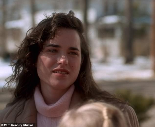 That's right, it's Kristin Minter! She played the role of Heather McCallister in the 1990 holiday film alongside Macaulay Culkin, Catherine O'Hara and Joe Pesci; seen in a frame