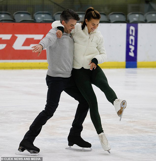 1732535651 940 Ferne McCann shows off her impressive skating skills as Dan