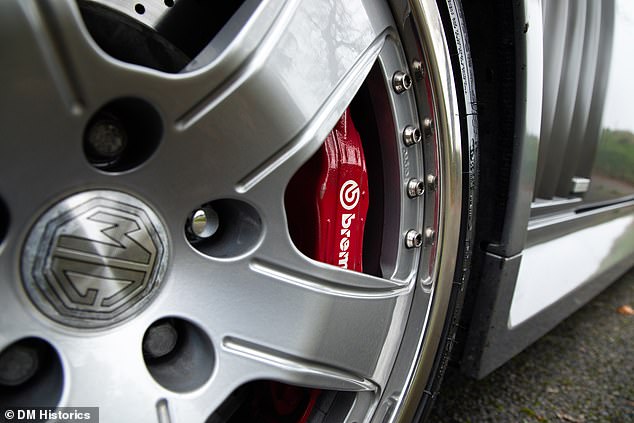 The 18” five-spoke alloy wheels of the MG-OZ house Brembo brakes