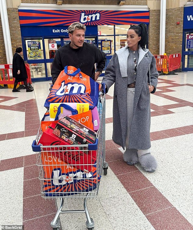 Meanwhile, reality star JJ opted for a black sweatshirt with matching pants and sneakers.