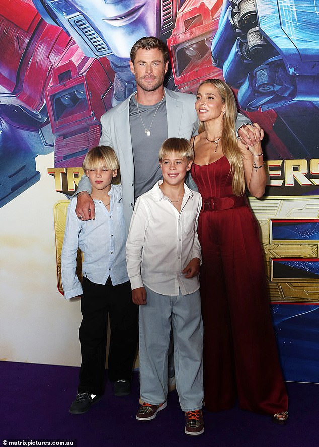 Hemsworth photographed with his wife Elsa and twin children Tristan and Sasha, 10 years old.