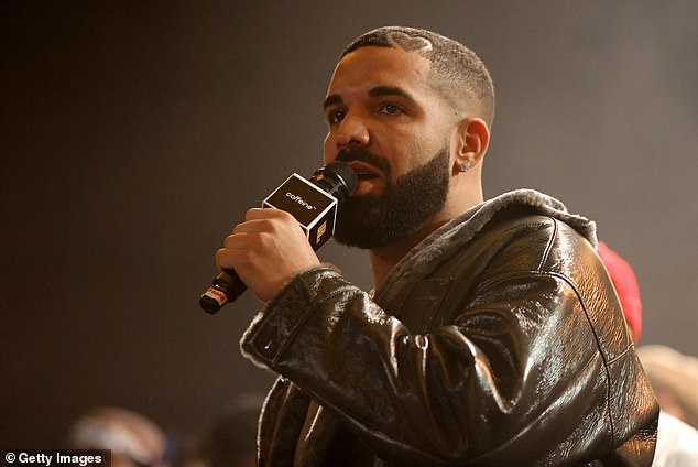 1732586474 388 Fans point out the big problem with Canadian rapper Drakes