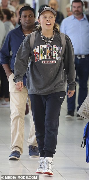 She accessorized with a variety of silver jewelry.