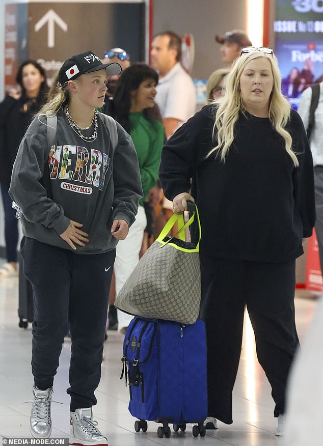 She tucked her golden locks under a black baseball cap to complete her look as she chatted with her mother.