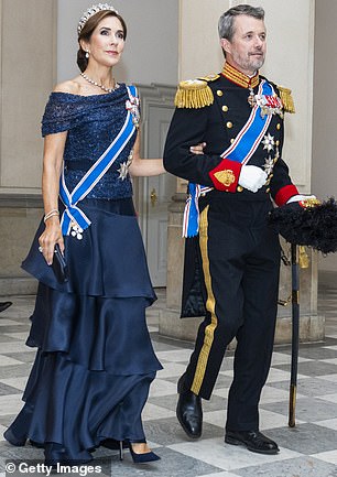 In the latest evolution of this dress, coming in 2024, the overall impression is one of classic glamour, while the shape of the skirt gives it a unique touch: perfect for a modern monarch.