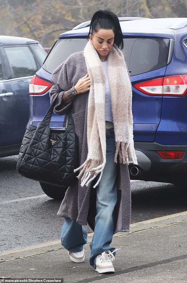 She added a thick beige plaid scarf and a pair of simple white and beige sneakers.