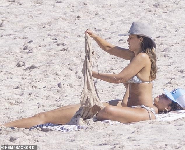 The star revealed her toned stomach while relaxing on holiday.