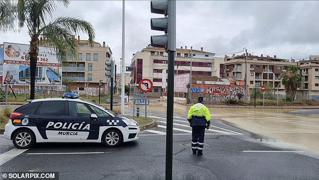 Alicante airport continues to send and receive passenger planes, although it has delayed dozens of flights, many of them from the United Kingdom.