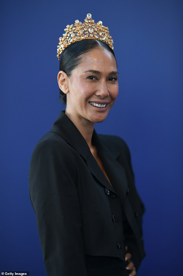 Despite recently separating from her second husband, Adam Ellis, after six years of marriage, Lindy radiated joy in the exclusive Birdcage area, looking regal with a gold tiara adorning her black locks.