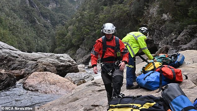 The man was rafting with a group of friends when the tragedy occurred. The image shows the rescuers during the rescue.