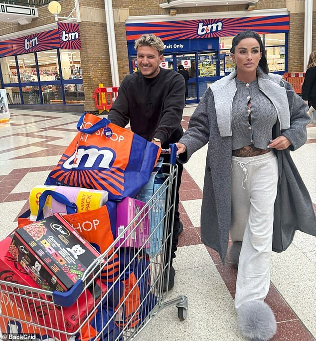 The former glamor model, 46, helped the MAFS star push the trolley out of the store after picking up dog and cat food, toilet paper and a large box of Coca-Cola.