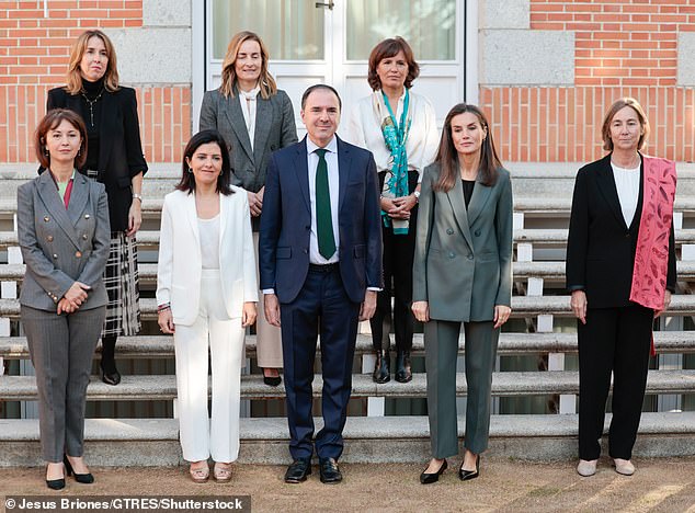 Letizia poses in front of the Zarzuela Palace with representatives of Code.org, a non-profit organization whose objective is to teach computer science in schools