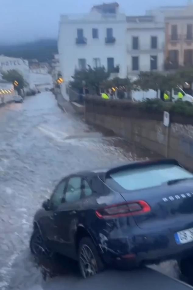 Cars, some of them with foreign plates, have been seen this morning piled up in Cadaqués