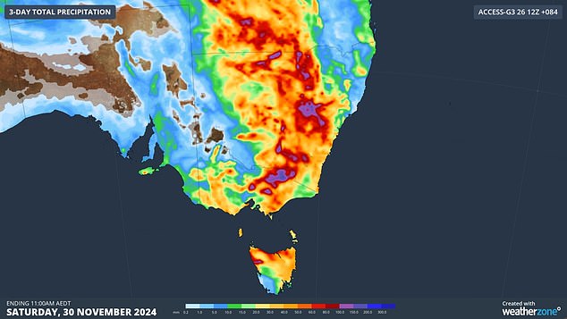 There is a risk of flash flooding in New South Wales as a result of heavy rain. Image: NewsWire/Glen Campbell