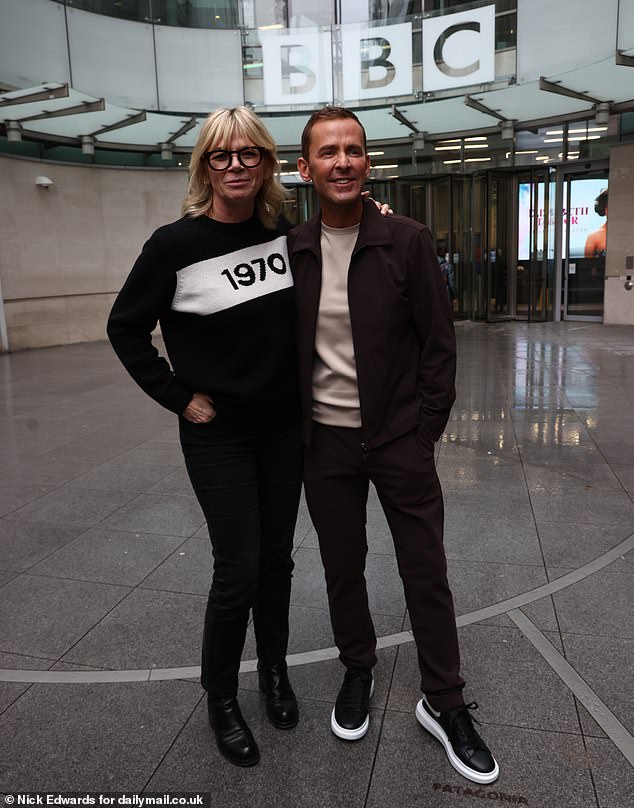 Scott Mills, quien actualmente presenta el programa de la tarde de los días laborables de Radio 2 de 2 a 4 p. m., se hará cargo del espacio de desayuno de Zoe en enero.