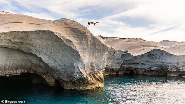 The cool waters of the Aegean Sea contrast with the luxurious white sands of Sarakiniko Beach, with an unparalleled geological environment that creates an artisanal effect.