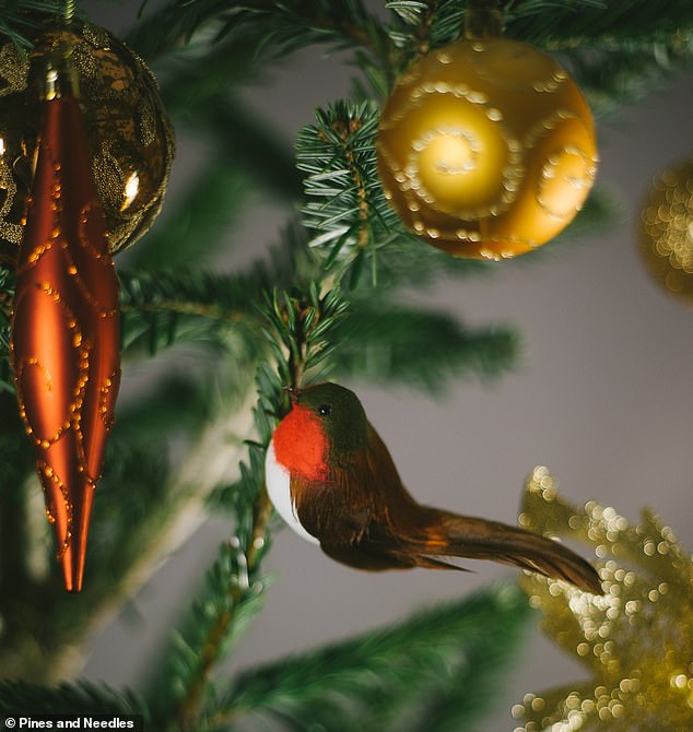 Robins embody the warmth and joy of the holiday season, making them an ideal addition.