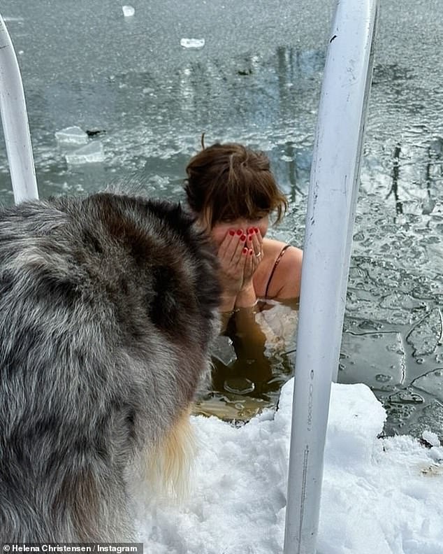 Helena, who wore no makeup for the cold water therapy session, had a surprised look on her face as she entered the water.