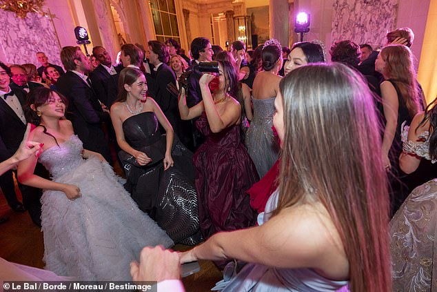 In the photo: debutants Sofia Yadigaroglu (in Iris van Herpen) and Sophie Kodjoe (in Oscar de la Renta) on the dance floor