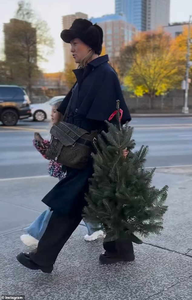 On Monday, the 45-year-old actress shared a video of herself and her five-year-old daughter Rani Rose picking up a Christmas tree in New York City.