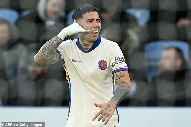 Fernández also took advantage of the celebration after scoring against Leicester at the King Power Stadium.