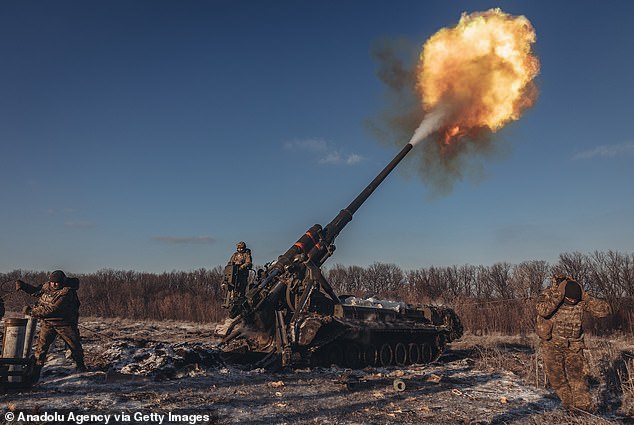 Ukrainian soldiers cooperate "pawn" artillery in the northern direction of the Donbass front line last year