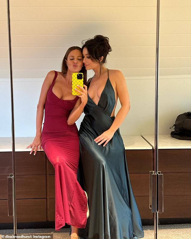 What happened between them seems to be a thing of the past. Our snapper not only spotted them laughing and chatting at the wedding, but they also formalized the end of their breakup by going to the bathroom for a series of Instagram selfies.