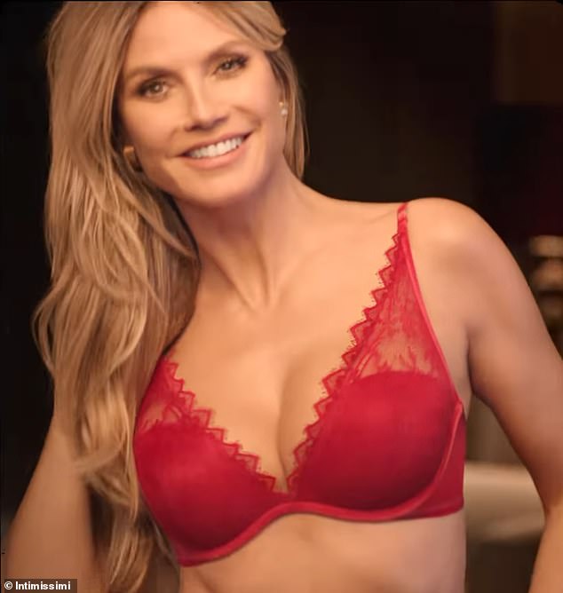 The former VS angel then stripped down to a red bra and flaunted her toned body before the mother and daughter cuddled up on the couch.