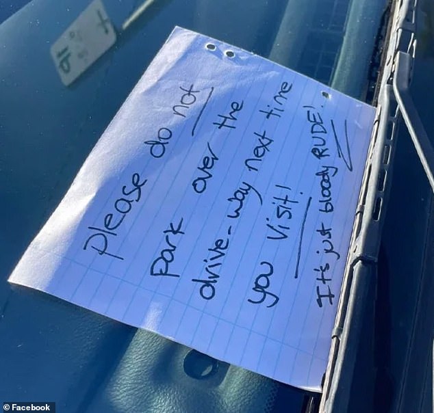 A passerby observed the commotion and decided to leave a note (in the photo) for the owner of the parked car, so that he would be aware of the drama they caused.