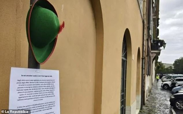 Robin Hood hats were placed on Rome lampposts with a letter lamenting tourism