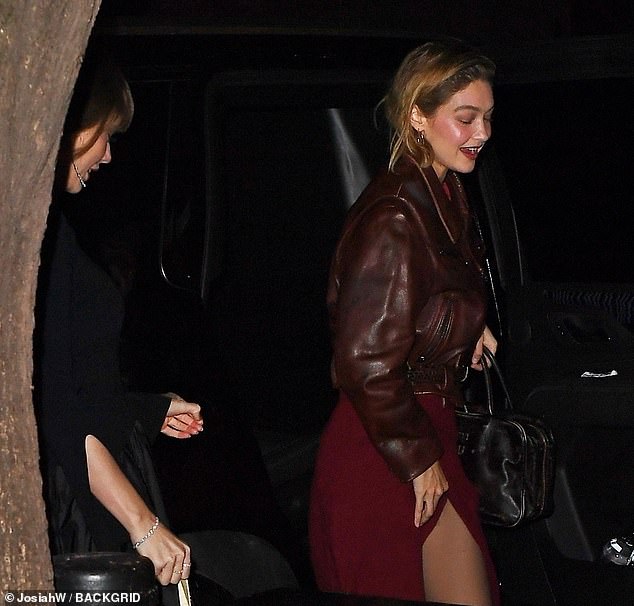 Gigi (born Jelena) wore her blonde bob down and had an excess of blush, eyeshadow, and lipstick for dinner.