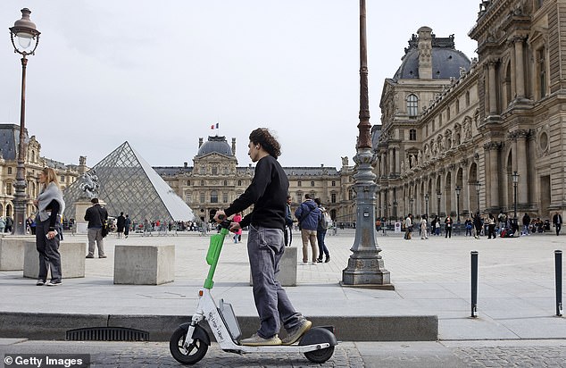 Thus, at the end of August 2023, Paris became the first European capital to ban the rental of electric scooters, despite being the first to introduce them.