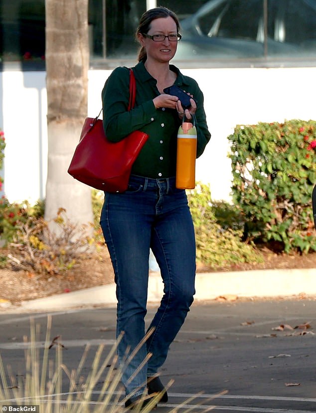 Fry also slipped on a pair of black flats and easily carried a vibrant red bag over her shoulder to hold the items she needed during the daytime outing.